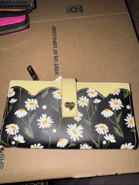 Betsey Johnson  Daisy Print Wristlet Wallet with Pale Yellow Trim